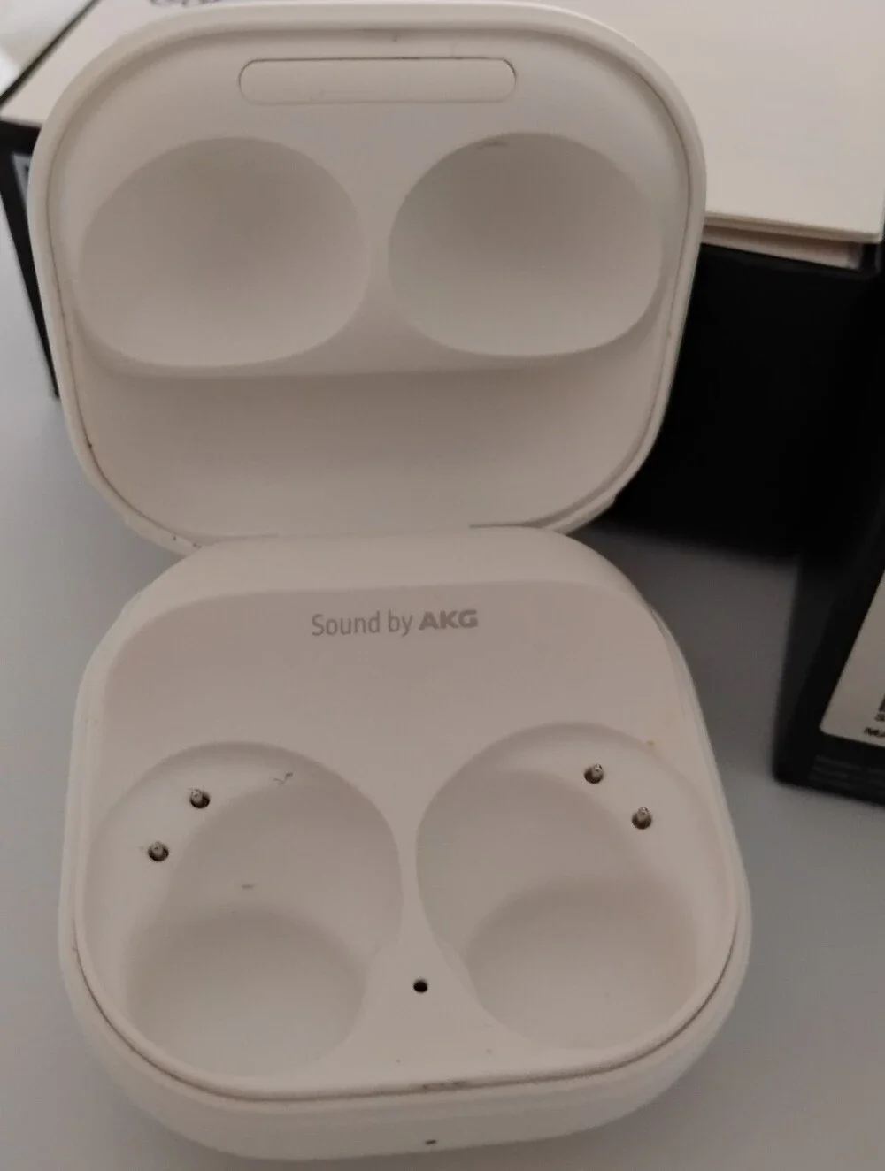 Samsung Galaxy Pro AKG ear buds in white